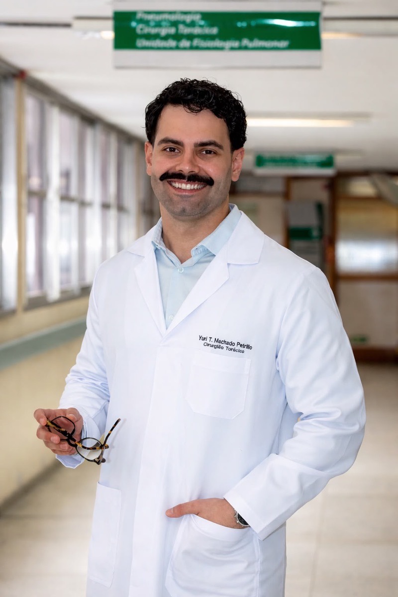 Dr. Yuri Petrillo, cirurgião torácico, no corredor da ala de Cirurgia Torácica